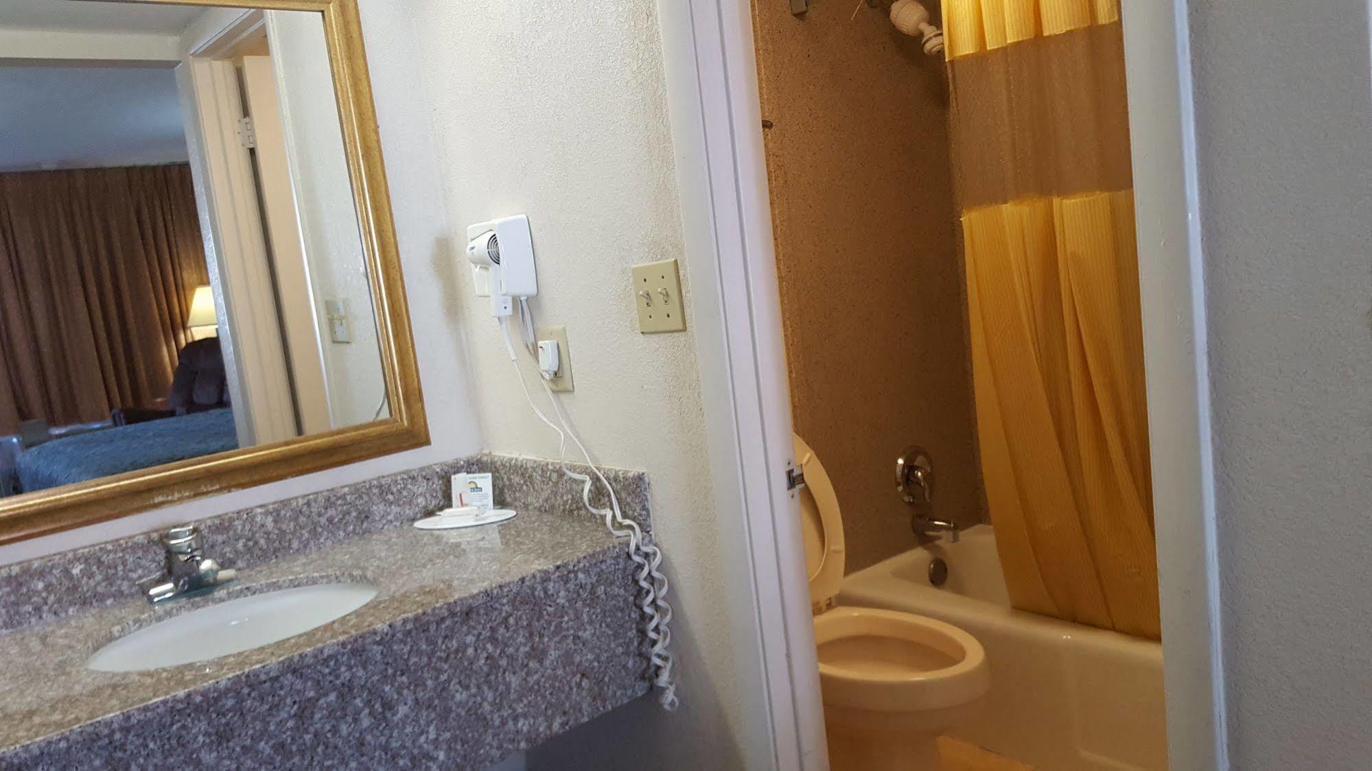 Days Inn By Wyndham Tallahassee-Government Center المظهر الخارجي الصورة